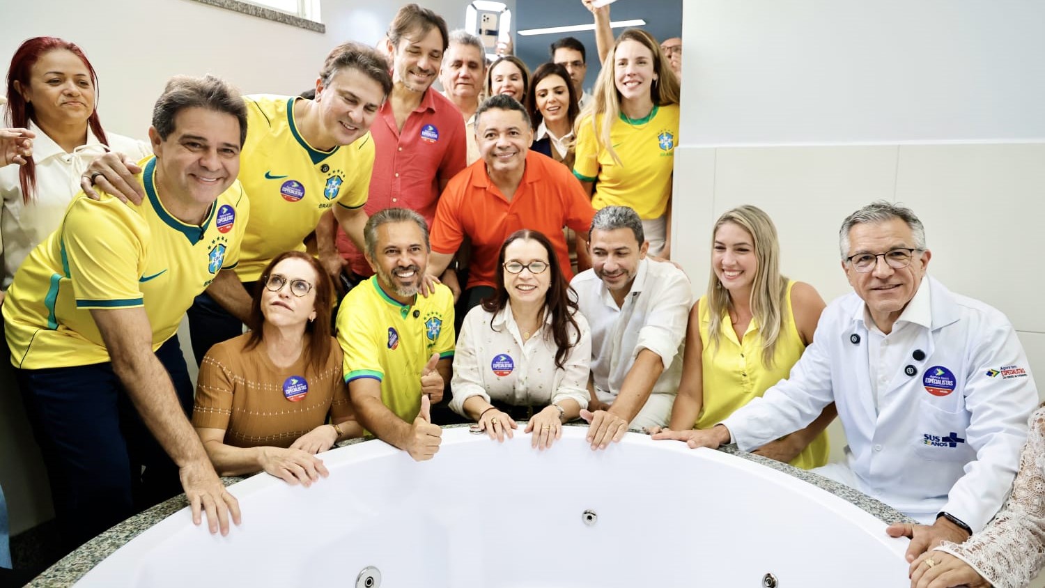 grupo de pessoas posa para a foto